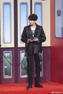 王源爆料李易峰恋情视频,甜蜜瞬间引网友热议