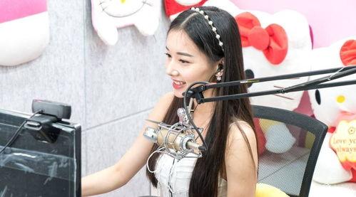 女网红直播意外回放吃瓜,女网红吃瓜瞬间引发网友热议