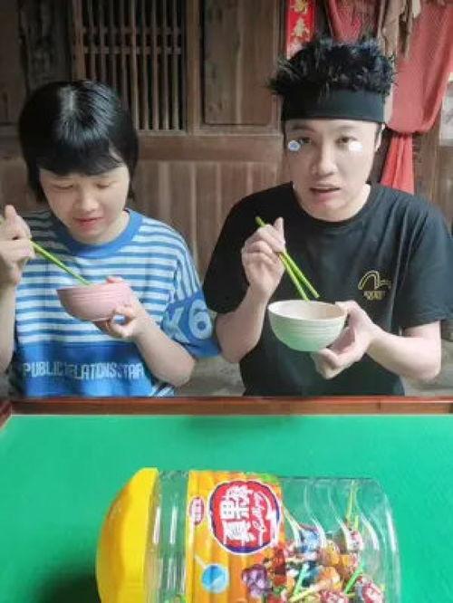 搞笑爆料情侣日常视频,情侣日常搞笑瞬间大揭秘