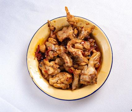 餐饮爆料牛蛙视频播放,网红视频带你探秘牛蛙烹饪全过程